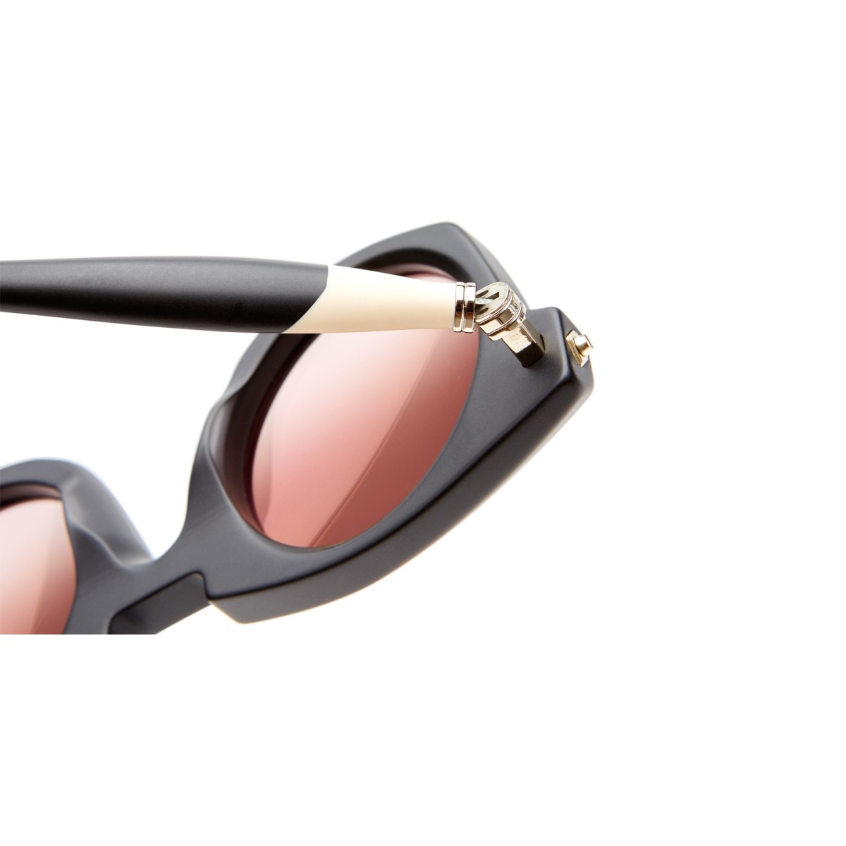 Kuboraum J6 BM | Sunglasses | Vytria Eyewear