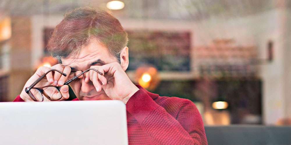 risks of wearing fake eyeglasses - eye problems due to fake eyeglasses - origional glasses at vytria